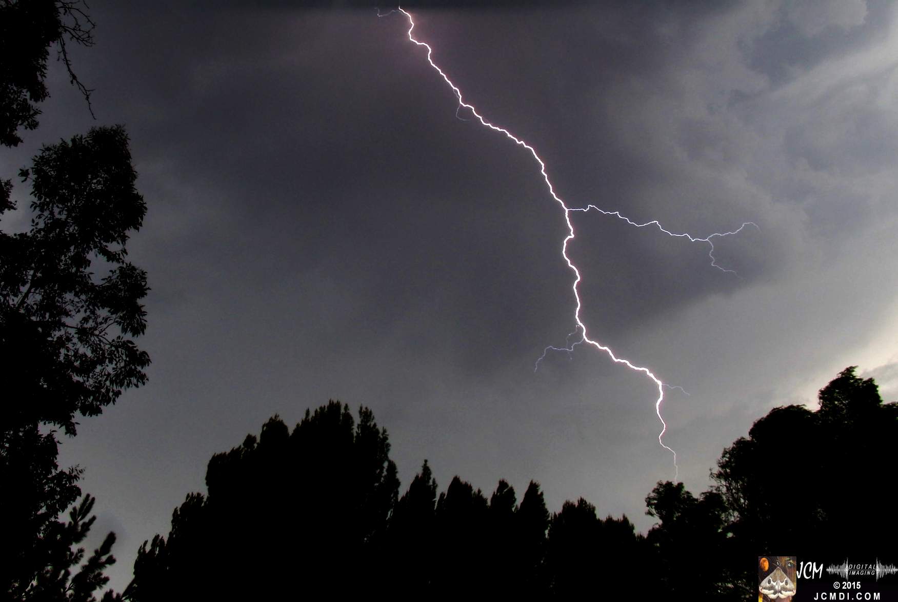 A lightning flash over Santa Clarita, Sep. 09, 2015 JCMDI.COM